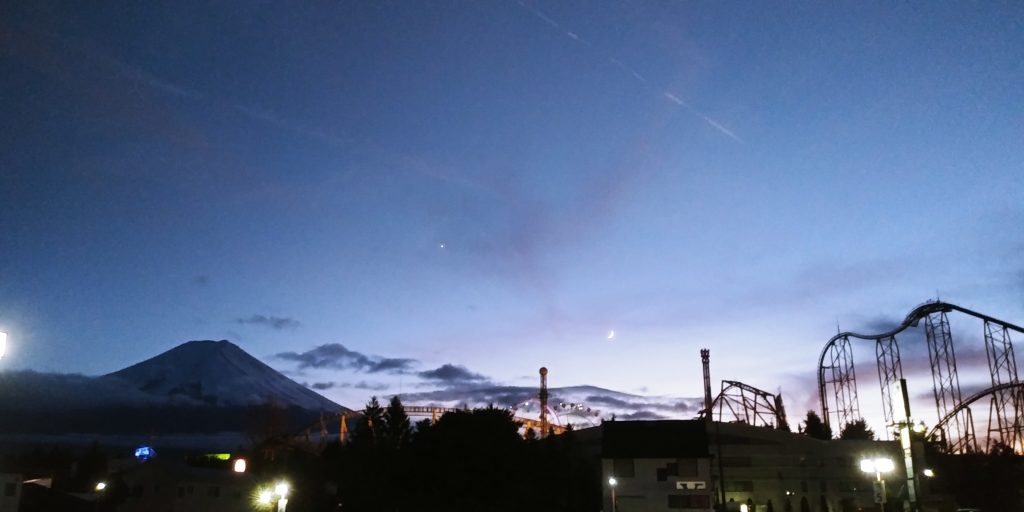 富士山と月と星と飛行機雲